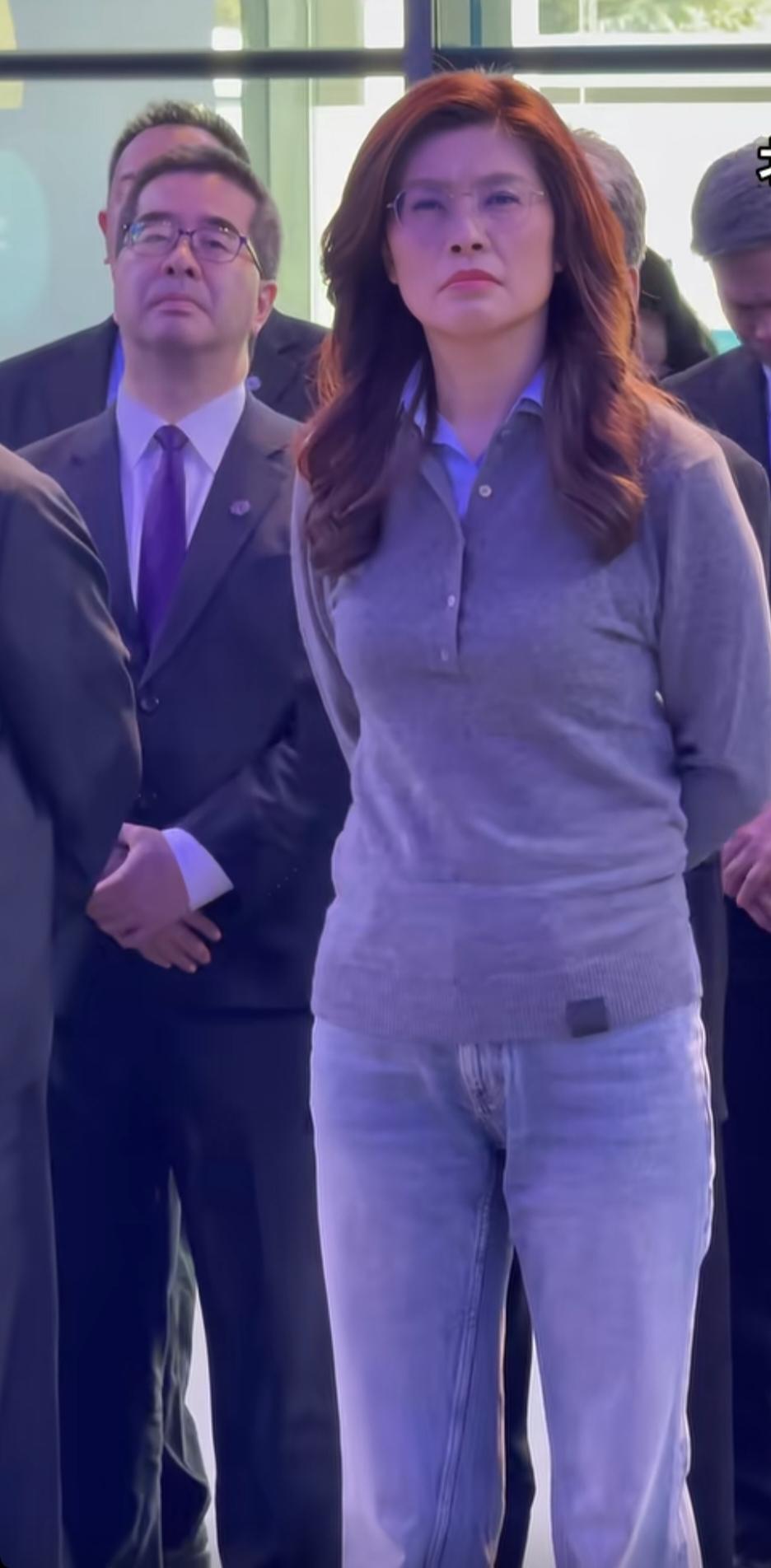 郑丽文一身休闲上衣搭牛仔裤来到中关村，尽显轻松之感，尽管随行人员都还是西装革履。