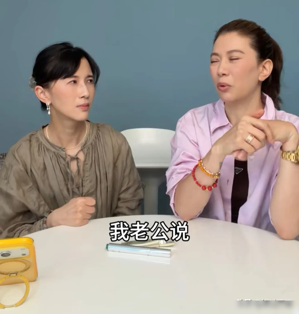 张智霖求她别化妆了，袁咏仪还真就顶着全素颜过了几十年。papi酱问她平时化妆吗，她直接自嘲是行为艺术