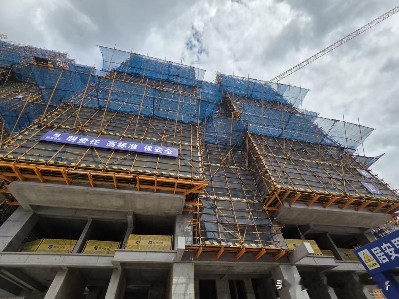 我去，香港高楼施工，用的居然是毛竹脚手架？（图一）怎么会这么落后？！！！几十层
