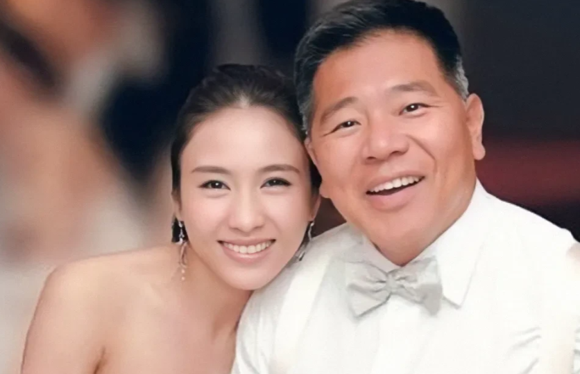 2007年，黎姿找到追了自己6年的“跛脚富豪”马廷强说：“马先生，我实在走投无路