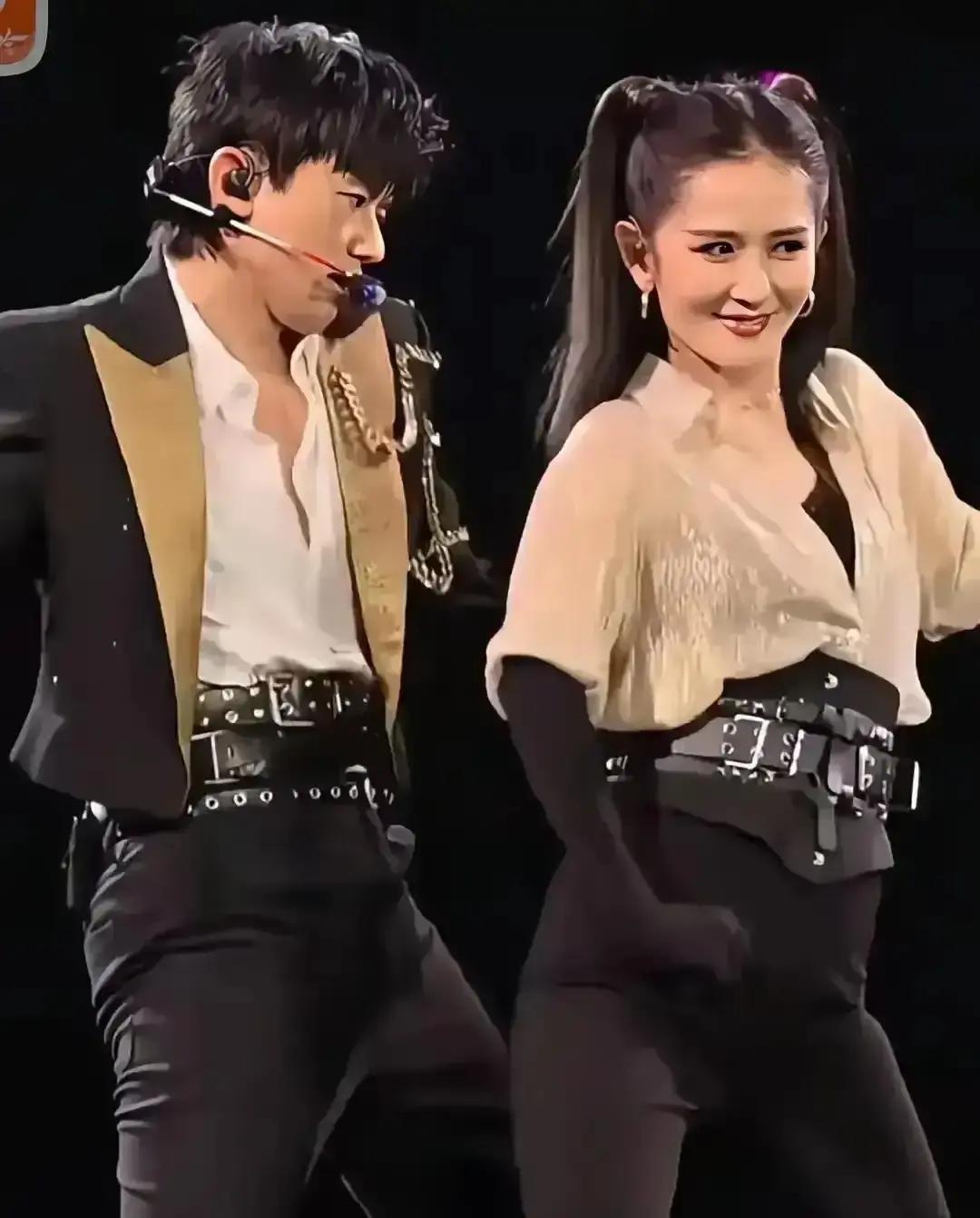 谢娜耳环掉地那刻，全网都在骂她胖镜头里她弯腰捡耳环，腰没直起来就被截成九宫