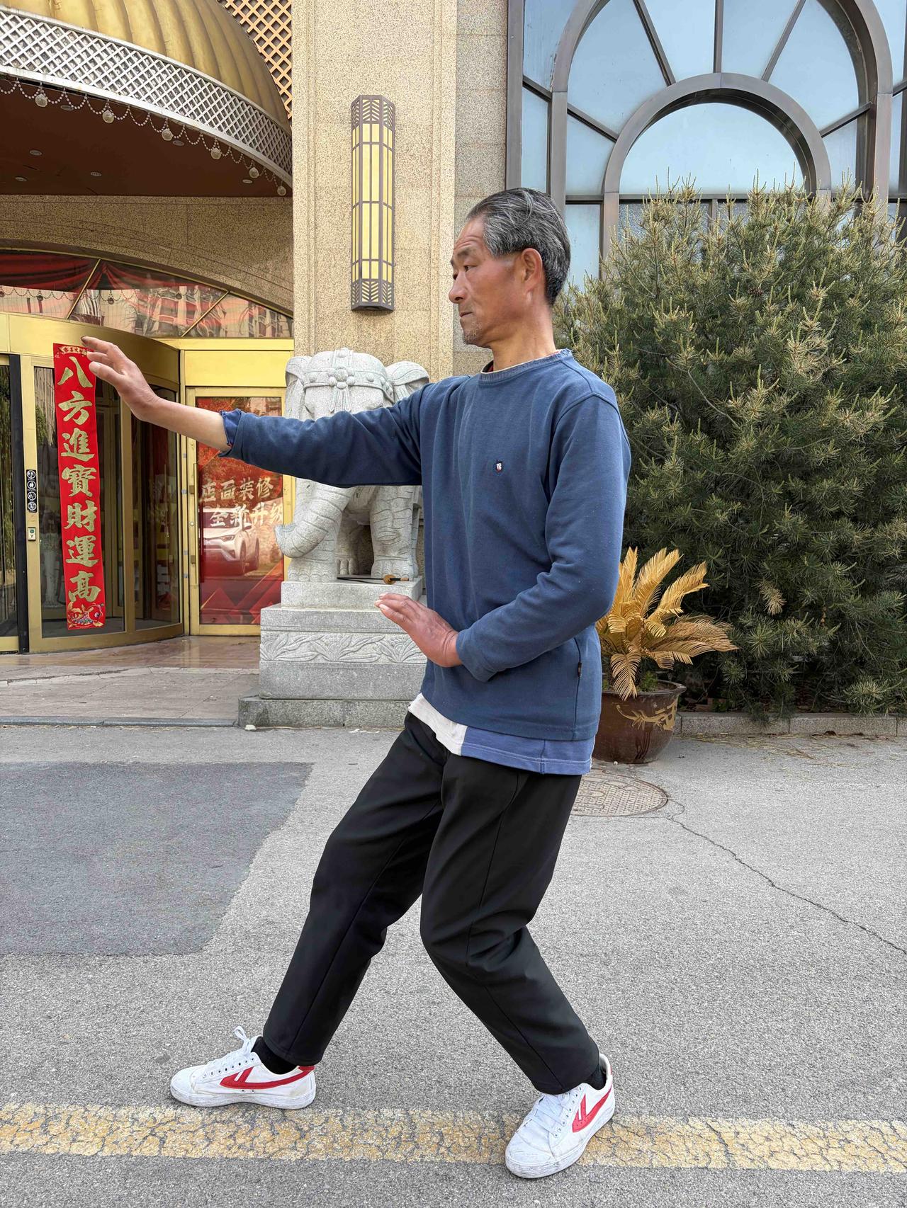 日照一位弟子年逾五十，坚持习尚派形意拳已有六载，去年正式磕头拜师入门。他始终心怀