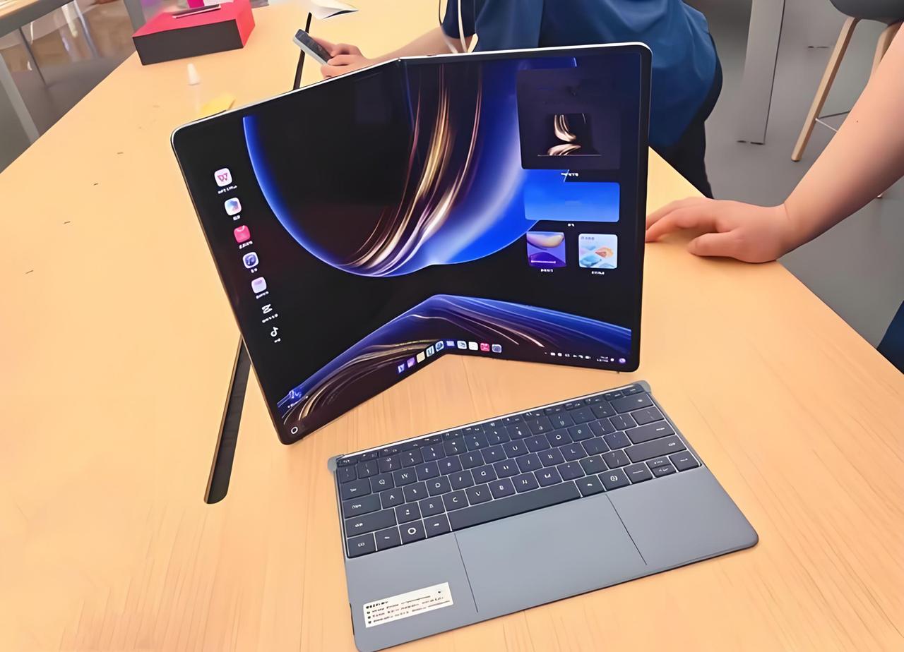 很奇怪，去年炒得很火、吹得很神的折叠屏笔记本电脑，现在好像没人提了，生活中也没有