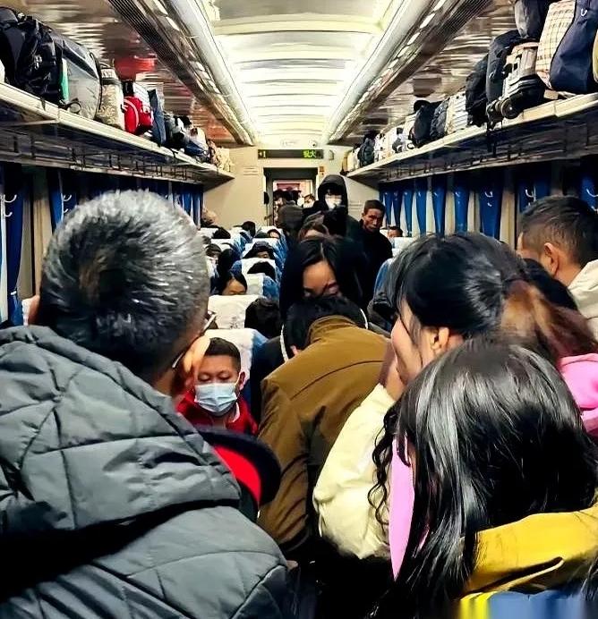 飞机懵了，高铁傻了，我估摸着连大巴司机都想不明白，怎么一夜之间，大家抢破头的竟然