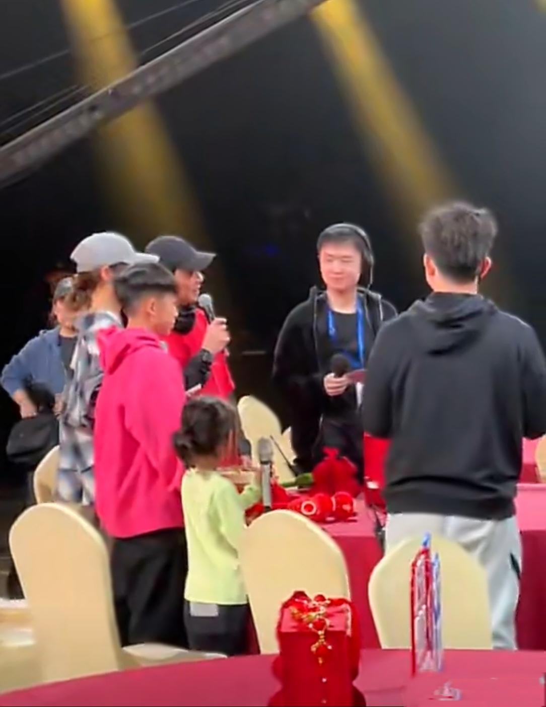 陈小春一家四口首登春晚，幸福满溢成焦点2026年东方卫视春晚，陈小春一家四口