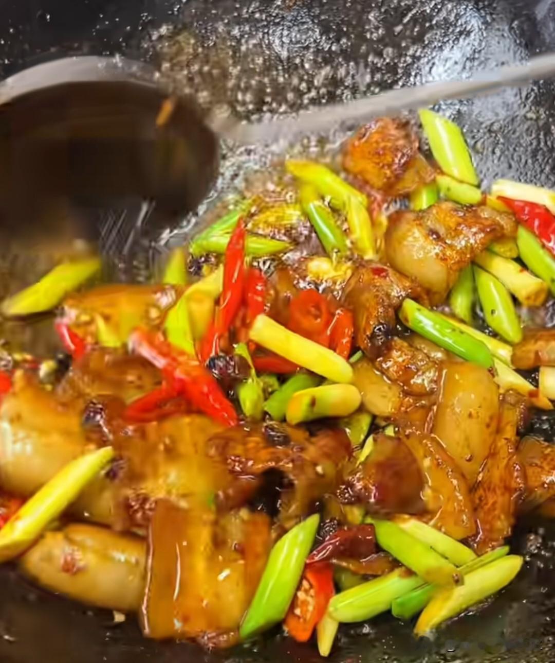 作为四川人，我最爱吃回锅肉，而且必须不油不腻。回锅肉怎么做才能不油不腻呢？