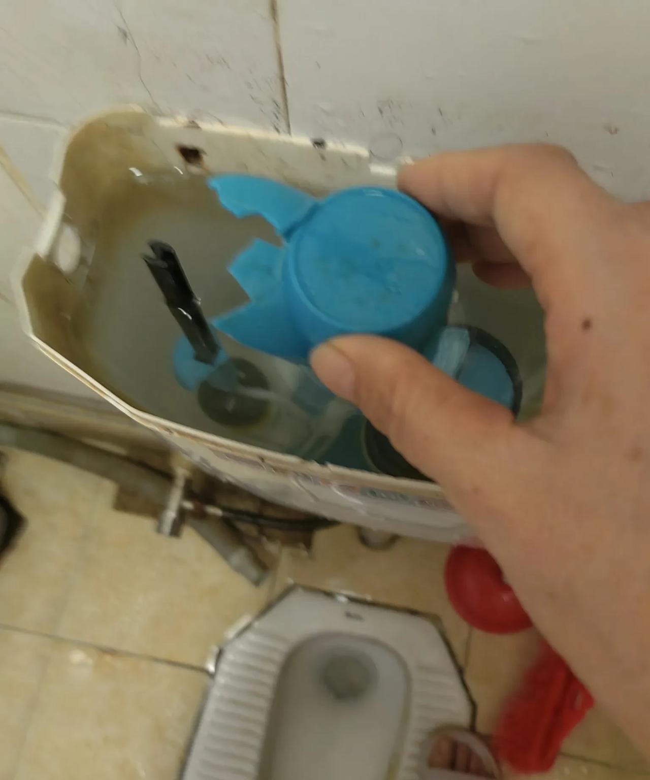 问一下在深圳租房住的网友，这个抽水马桶水箱坏了，房东找人修了，是房东岀钱还是租客