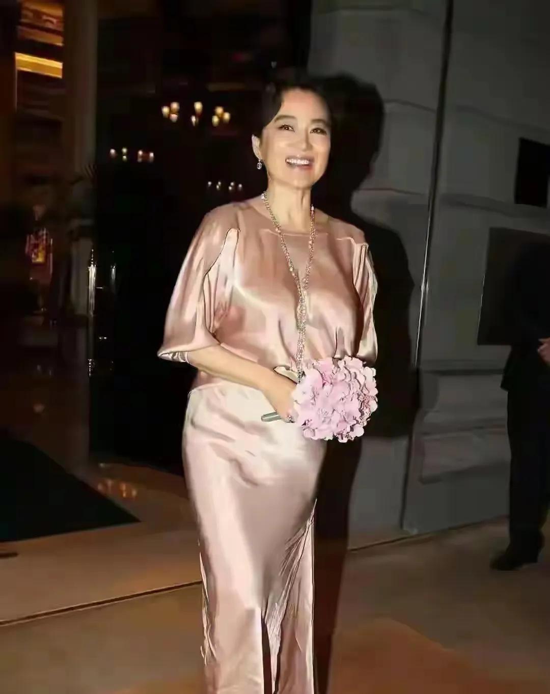 曾经的香港第一美人，几代人心中的女神，岁月不饶人，女神老了，林青霞是华语影坛极具