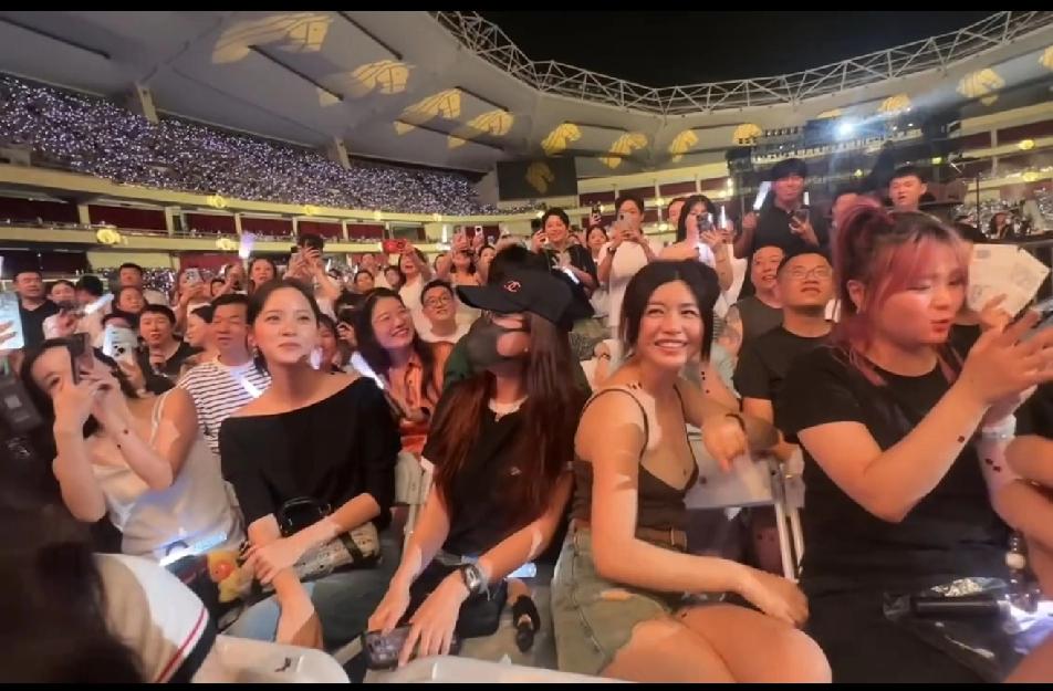 欧阳娜娜和陈妍希一点没有明星包袱，大大方方的露脸，坐在中间的张大奕倒捂的严严实实