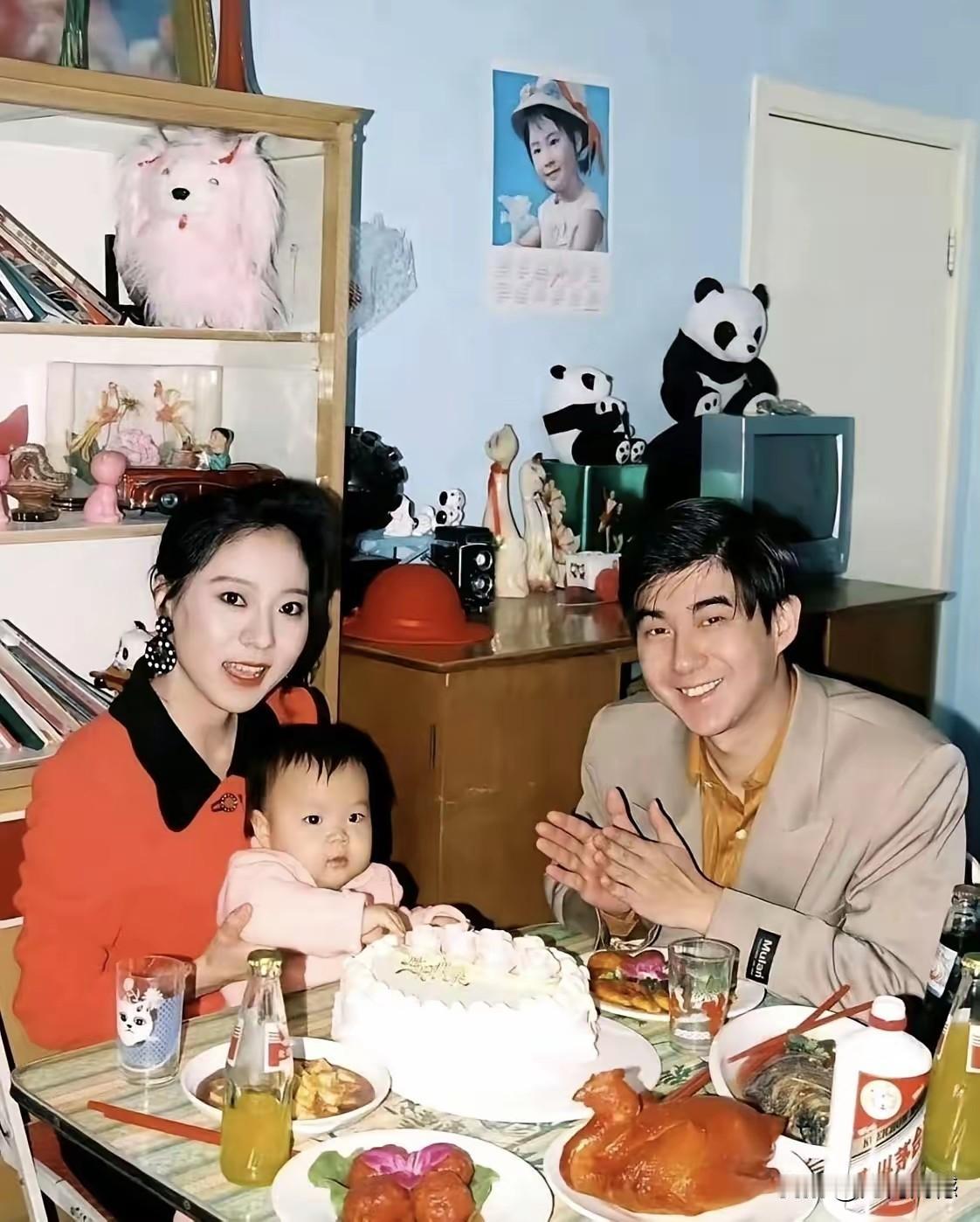 这是一张几十年前的老照片，一家三口，其乐融融，小日子过得非常幸福，从画面也能够感