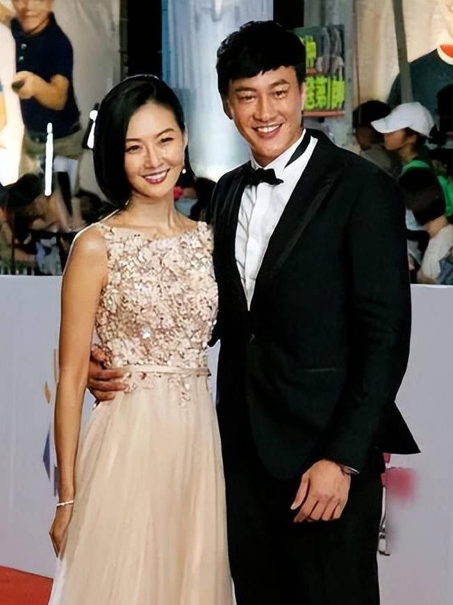 何润东：剧里护不住的爱情，现实上演真实爱恋谁曾想到，50岁的何润东能凭之前硬