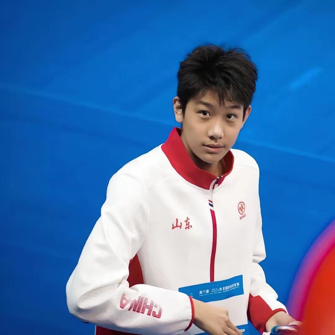 真被张展硕的反差萌笑坏了，这位18岁的青岛小伙，长了一张稚气未脱的脸，眼神清澈，