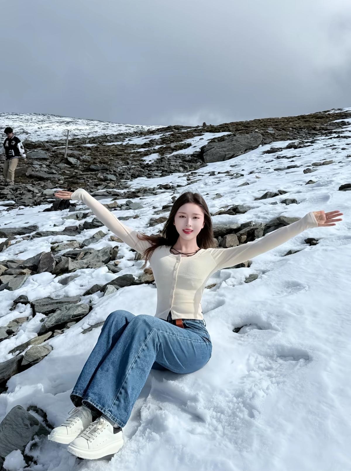雪地里的甜美少女，张开双臂迎接冬日阳光！🌞💕冬日初雪写真