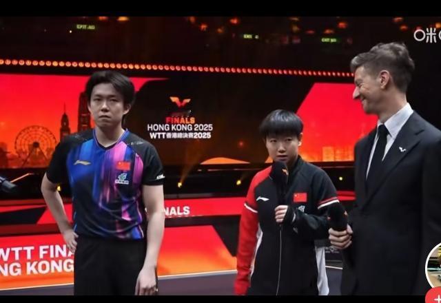 主持人看到莎莎就笑成花，一点也不奇怪，莎局魅力那可是大得很！就说王楚钦球拍被踩