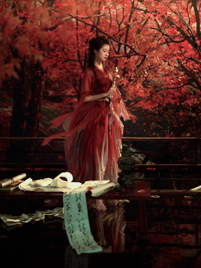 关晓彤枫叶红衣少女关晓彤枫叶红衣写真​《王牌》宣传造型里，关晓彤在枫叶林着正红