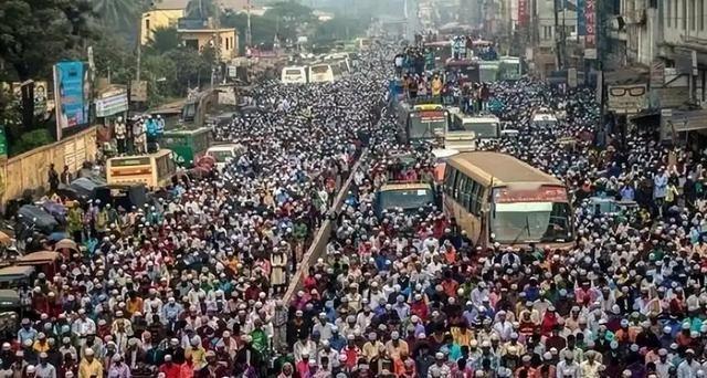 孟加拉国的人口承载能力真不是一般的强，面积只有14.76万平方公里，比辽宁还要小