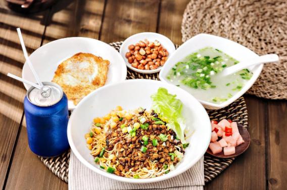 早上九点吃早餐错了？医生建议：过了70岁，早餐要尽量做到这4点不少上了年纪的