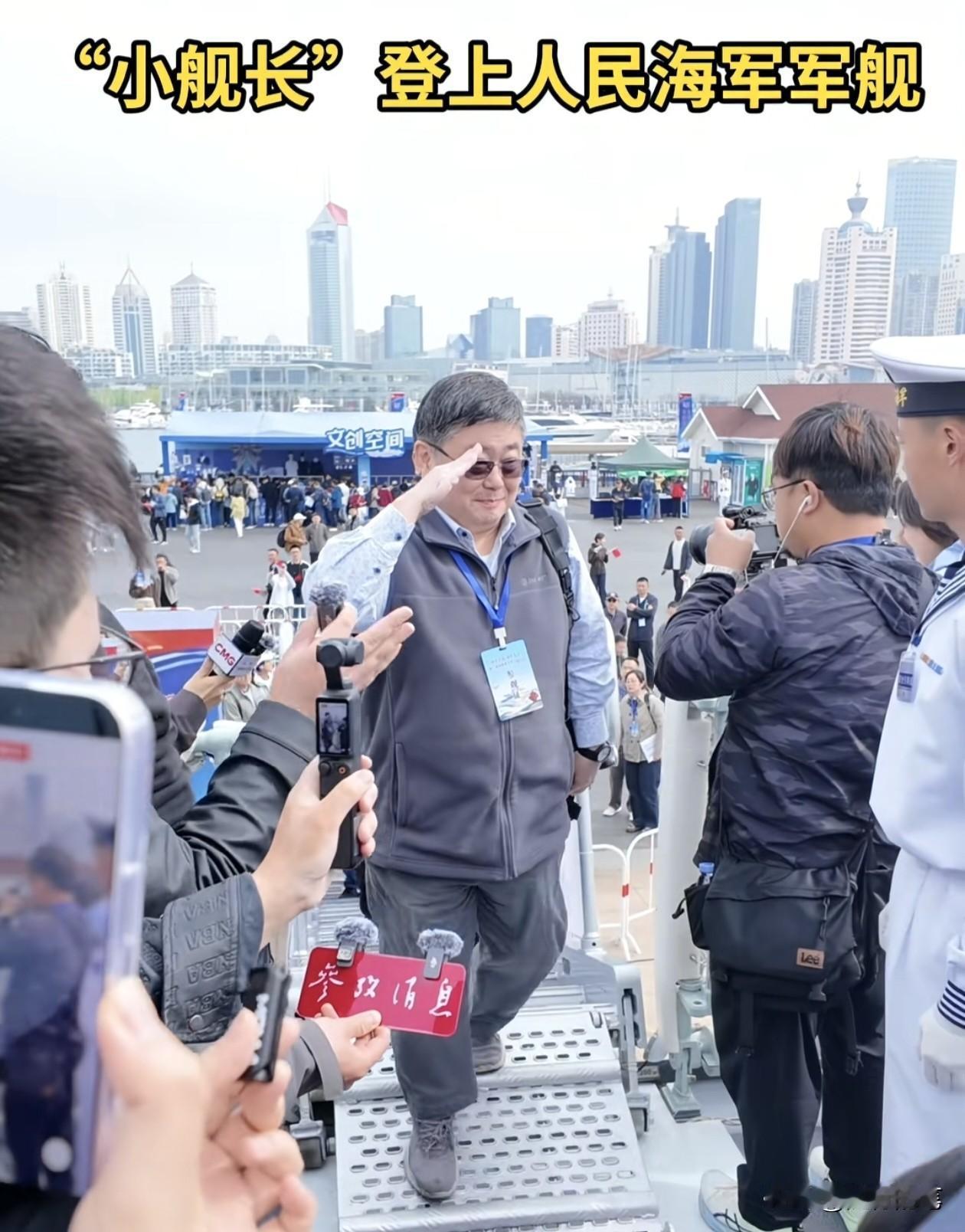 台湾退役军人吕礼诗，到青岛参观解放军乌鲁木齐舰的开放参观活动。刚一登上舰艇，