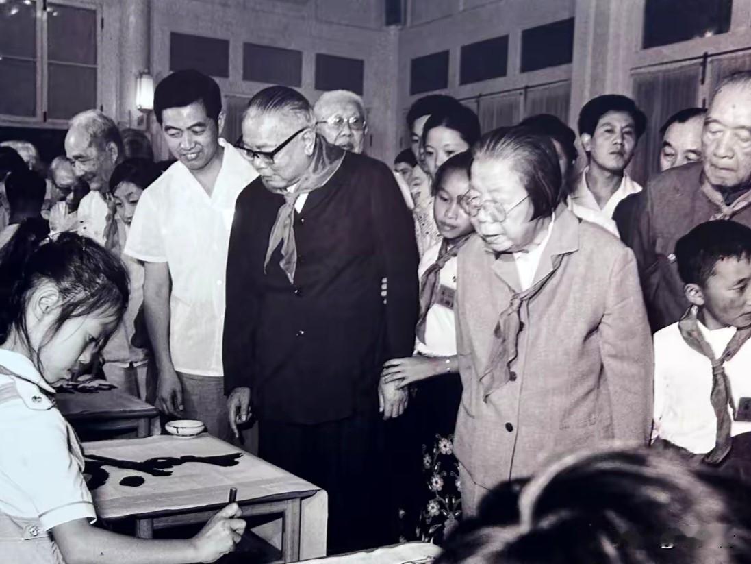 1984年怀仁堂，两位老人没讲大道理，却给全国上了一堂最好的“育儿课”198