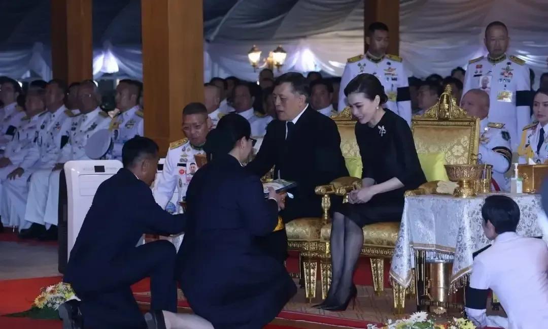 欧拉弄12月1日跟着泰王去清迈，镜头扫到她抬头盯苏提达那一秒，我隔着屏幕都替她脚