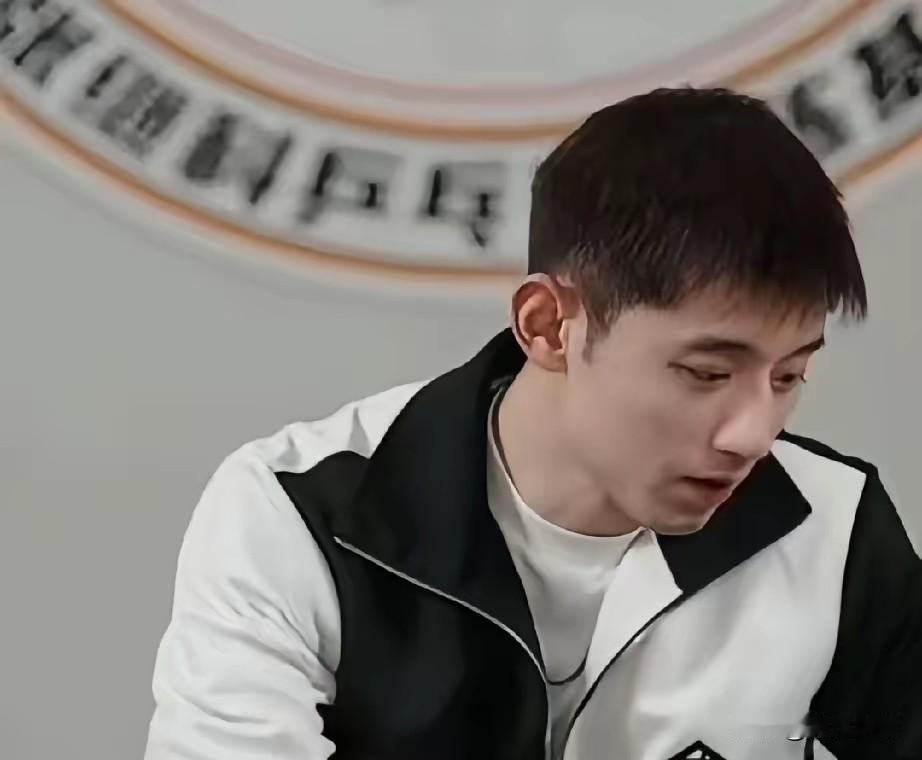 网友问张继科:现在你和樊振东打的话，谁能赢？张继科回答说:如果打一个球的话