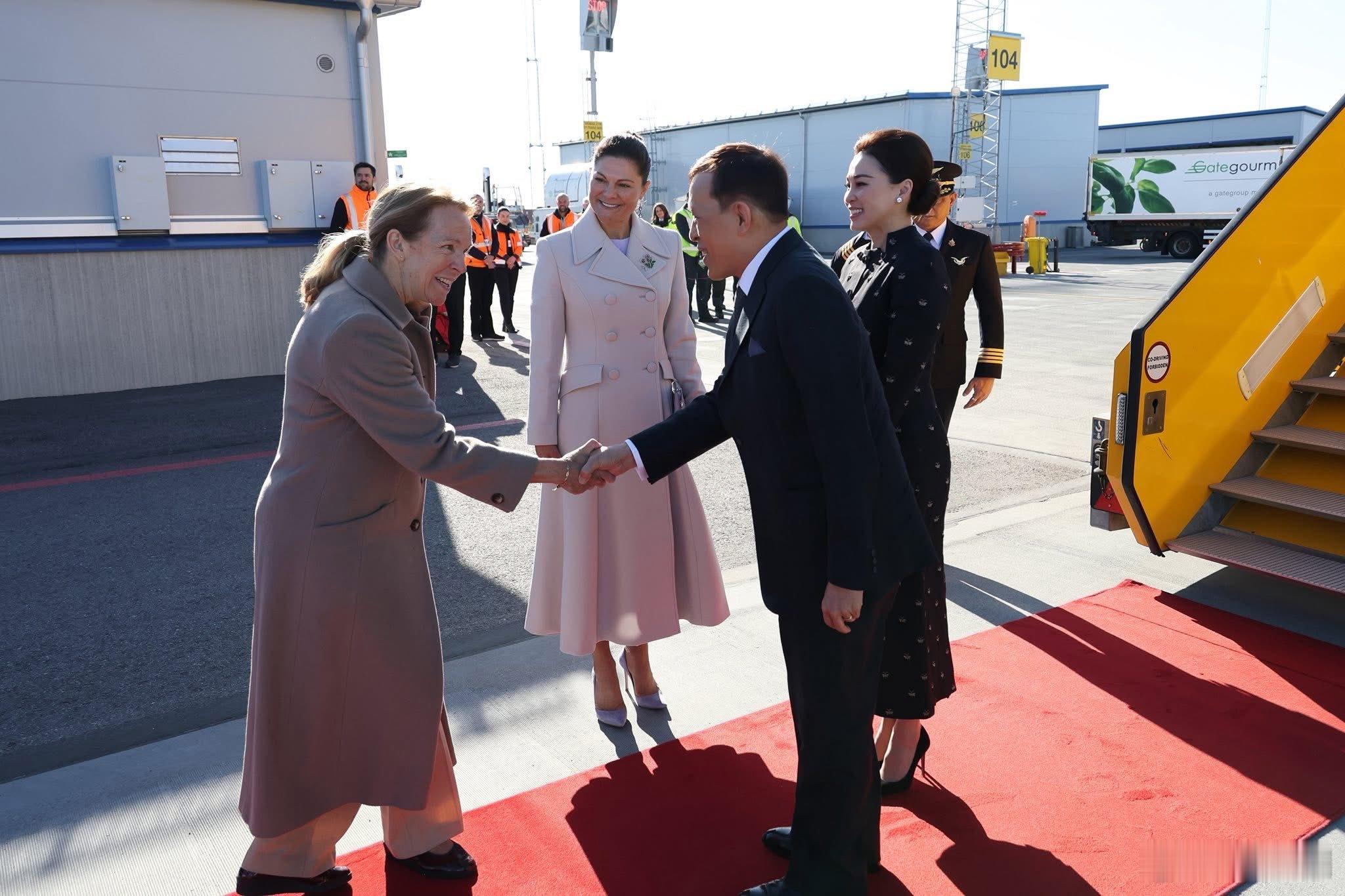 泰国王室🇹🇭🇸🇪4月29日，泰国国王哇集拉隆功和王后苏提达抵达瑞典，维
