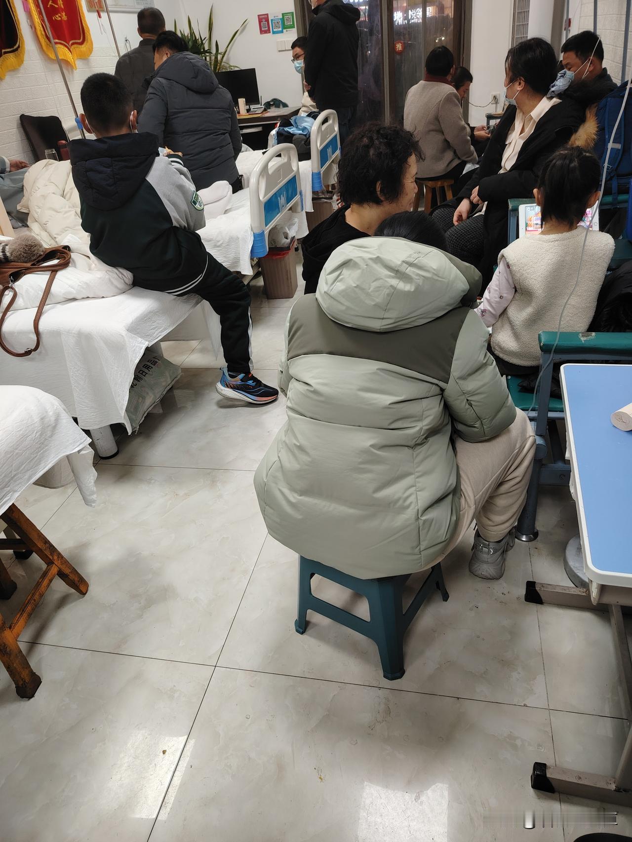 陪儿子打吊瓶第二天，儿子的症状是，每天晚上踢被子，有点咳嗽，也没吃药，突然就发烧