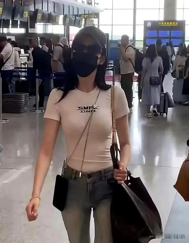 张天爱，又美出新高度！张天爱紧身勒出曲线，路人狂拍，身材婀娜，简直自带流量密