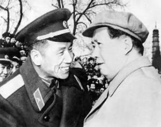 1941年，新四军驻地，一位刚率部起义的国军团长，深夜被人连捅三刀，凶手补枪后离