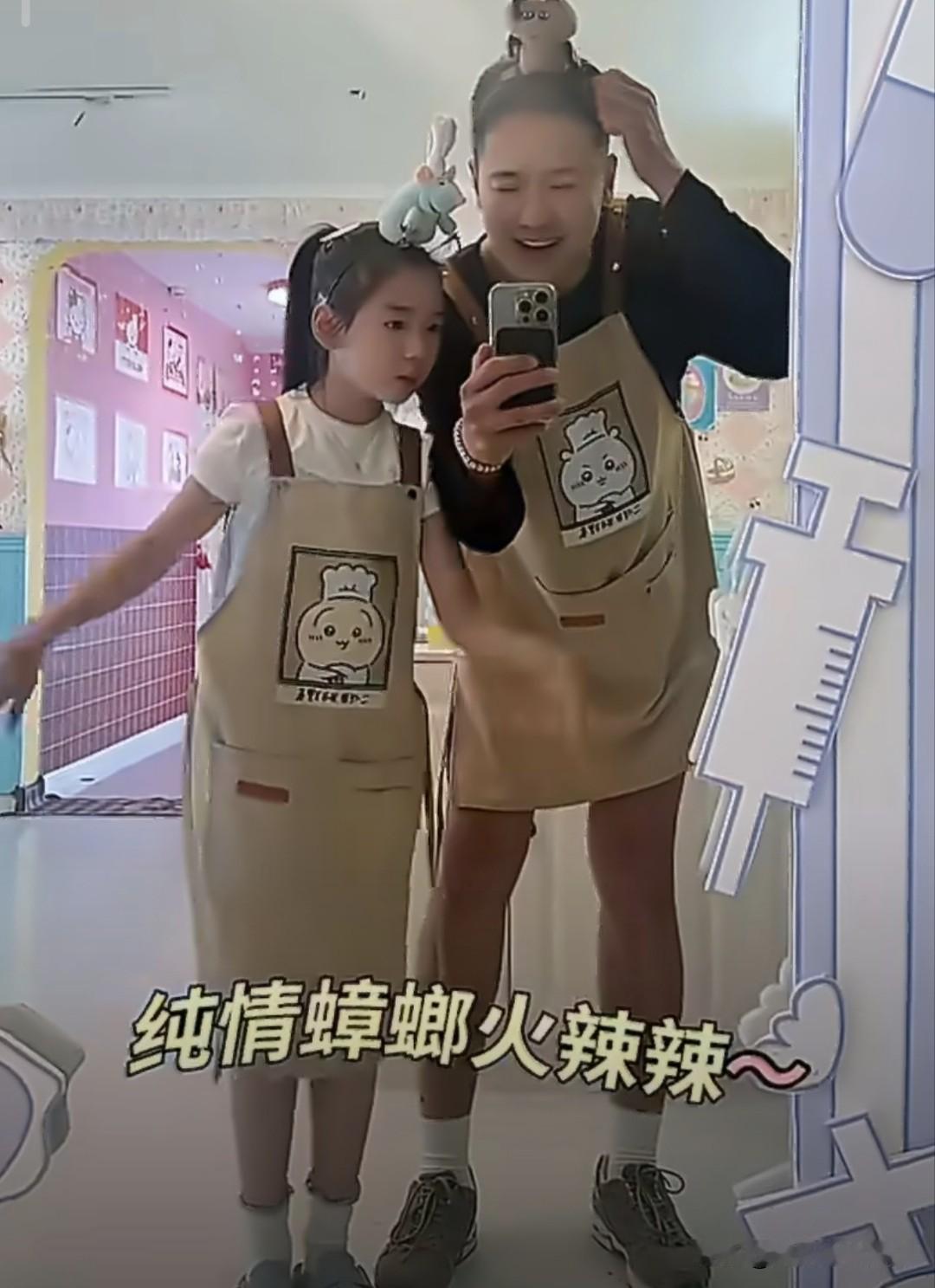 好温馨！董璇和前夫高云翔同框，为女儿小酒窝庆祝生日！6月3日，网上晒出一段视频