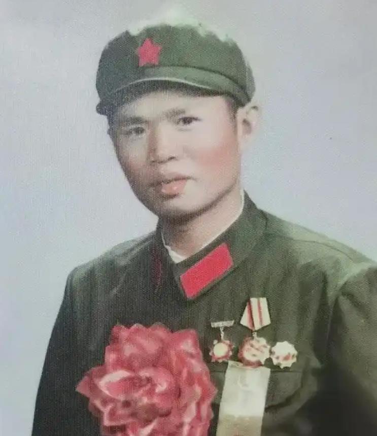为了一位坐过牢的女工，他甘愿丢掉军校保送的铁饭碗；两年后重返硝烟弥漫的老山战场，