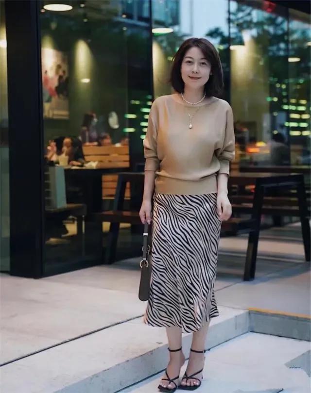 太懂事的女人多半命不好，她认为的爱，都是以委屈自己为代价。就好比是会哭的孩子才有