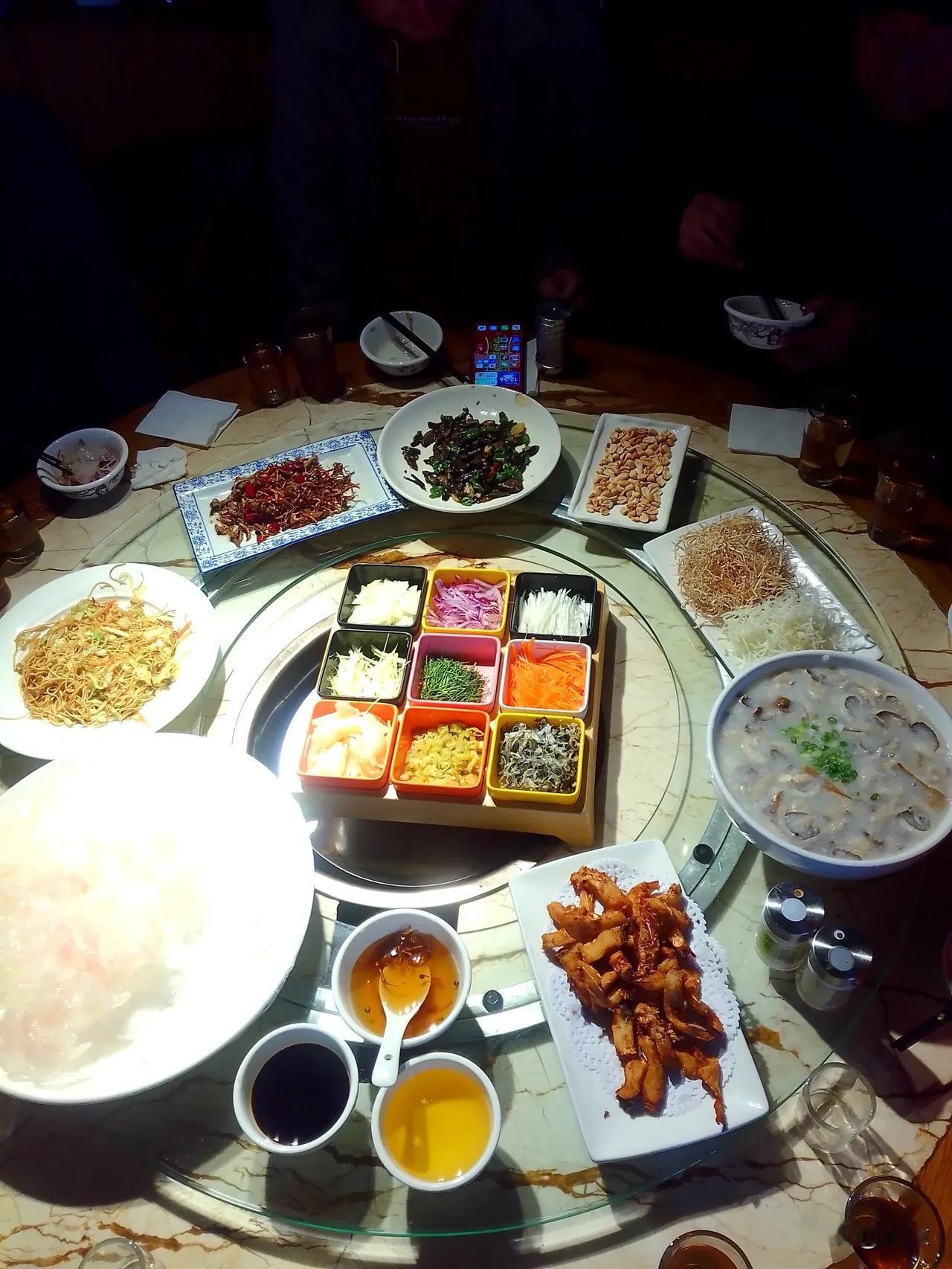 今天我们白松黑露·2025昆明野生菌美食推荐榜评审团小分队走进一家开了20年火
