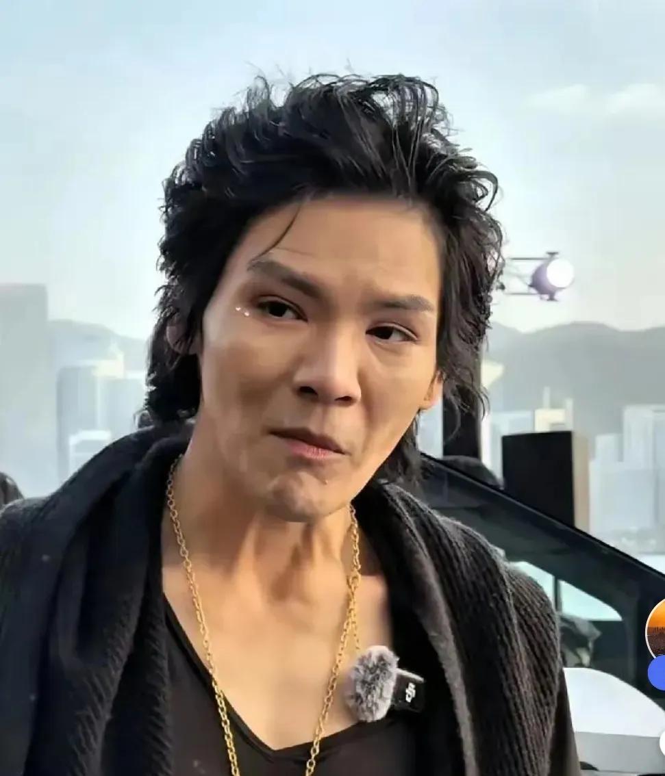 上帝是公平的，向佐虽然长的不咋地，但人家有个好爹。我可以肯定的说：就这长相要是
