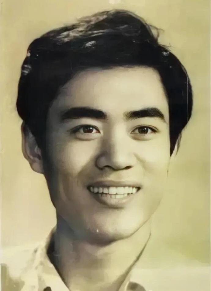 1974年，这位17岁的少年走进了中央戏剧学院的大门。那时他还是个瘦小、羞涩、腼
