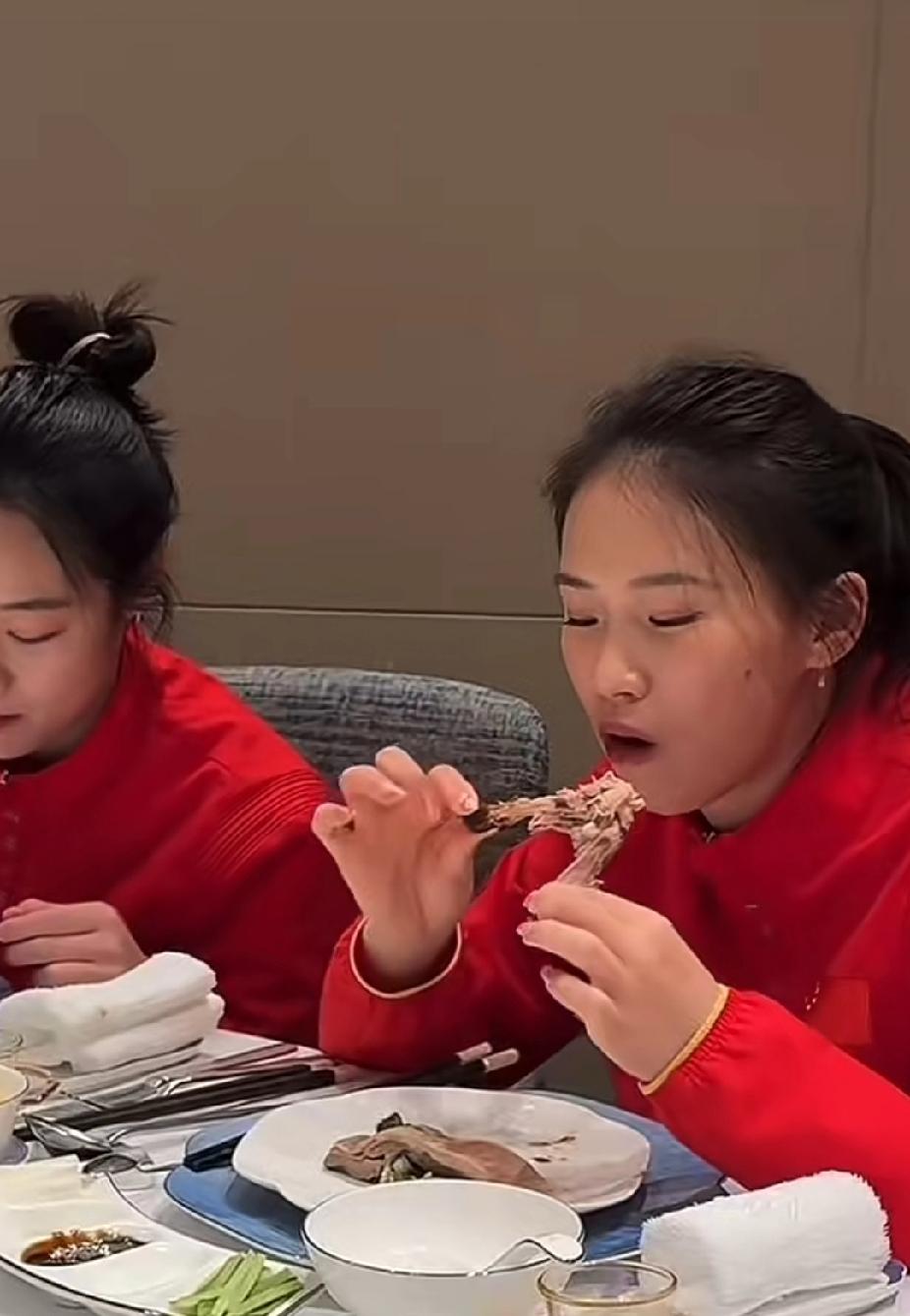 陈芋汐这波啃烤鸭，我看饿了！奥运冠军陈芋汐啃烤鸭的视频也太接地气了吧！