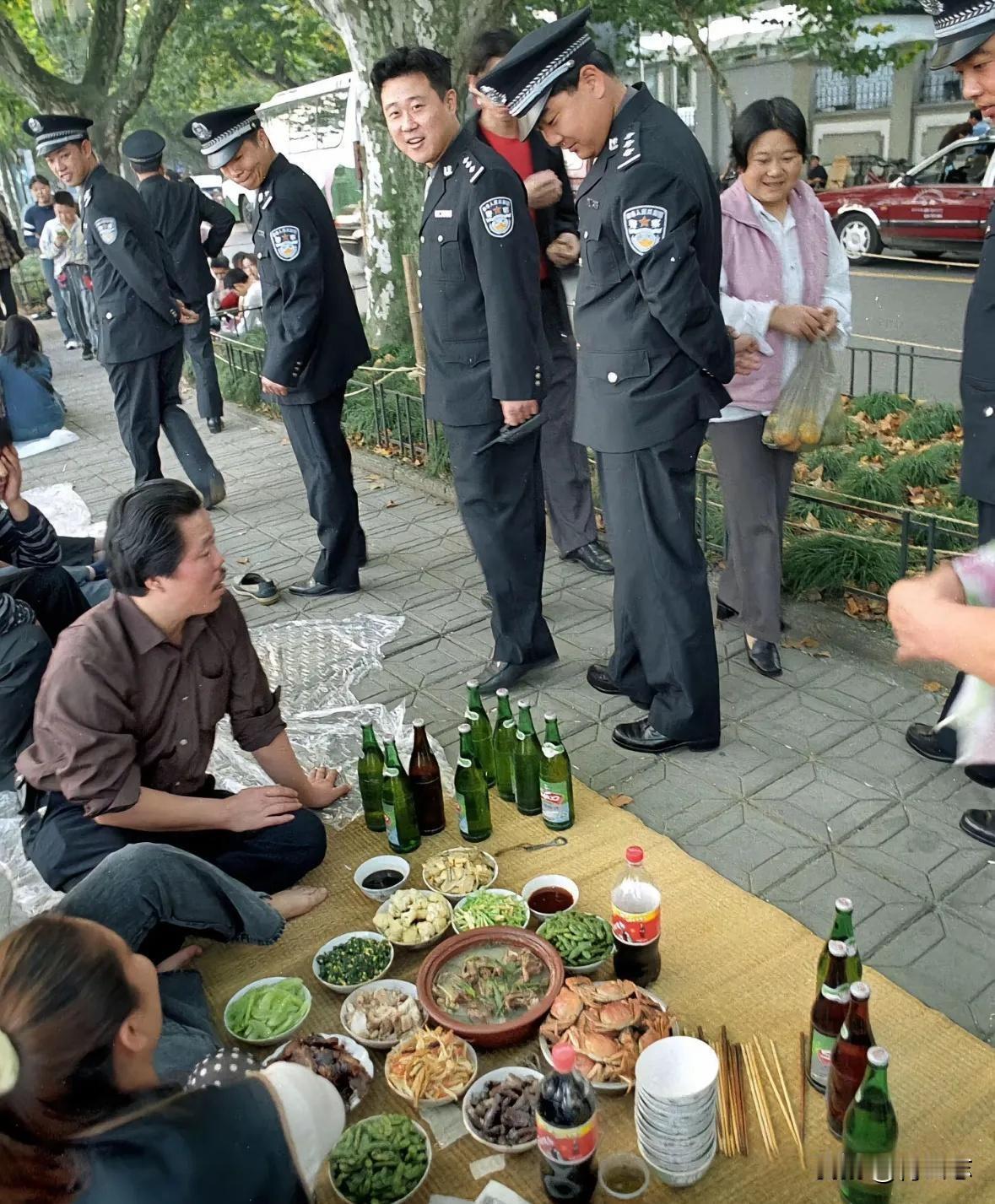 小哥路边聚餐，把警察叔叔都整羡慕了！