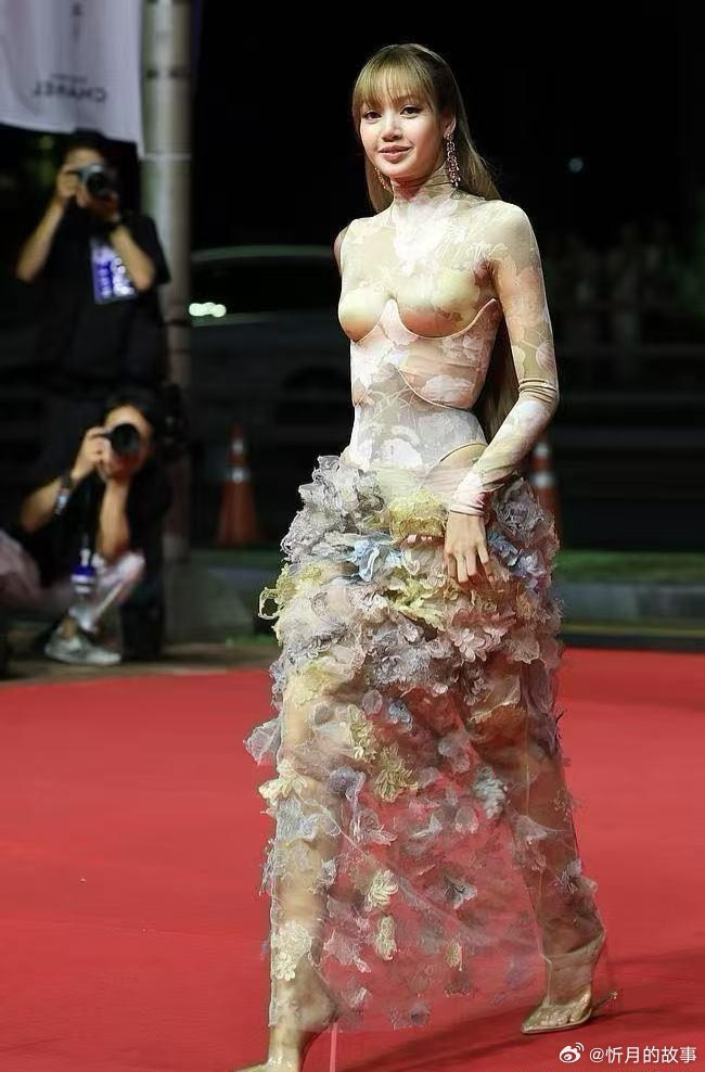 Lisa繁花长裙，好紧的裙子，好看吗？​​​