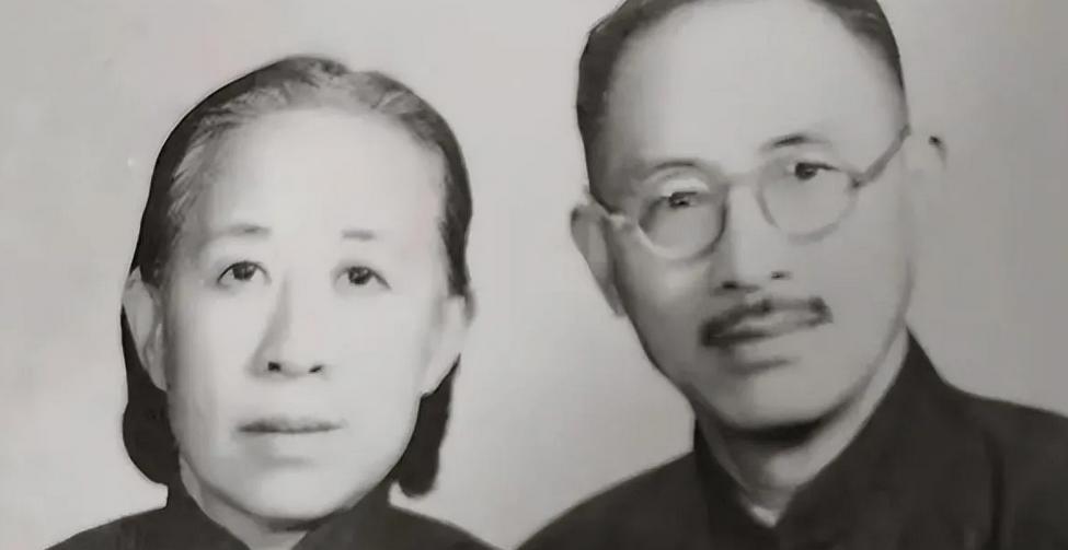 1968年，72岁朱东润痛失68岁妻子，纸条上写着：钱在口袋里。这句简短