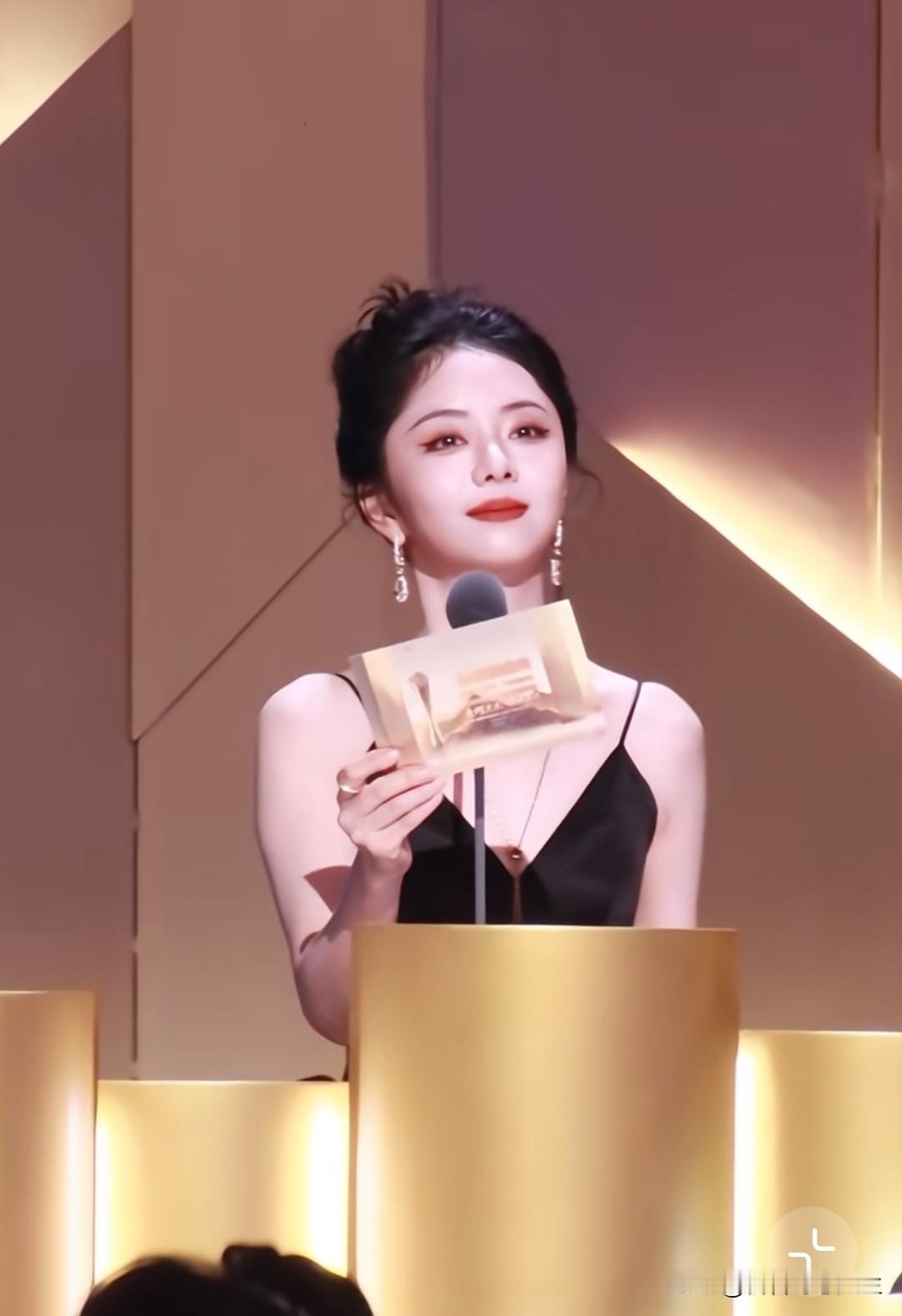 谭松韵在台上讲话不慌很稳。口才又好。真是多才多艺[呲牙笑]谭松韵谭松韵剧集口碑