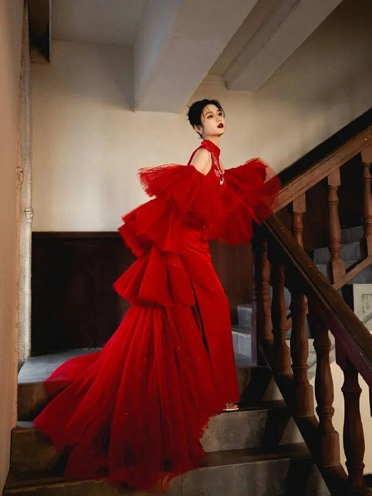 张慧雯红衣张慧雯这身红衣真的太惊艳了！红衣衬得她肌肤胜雪，明艳又灵动，既有少女的