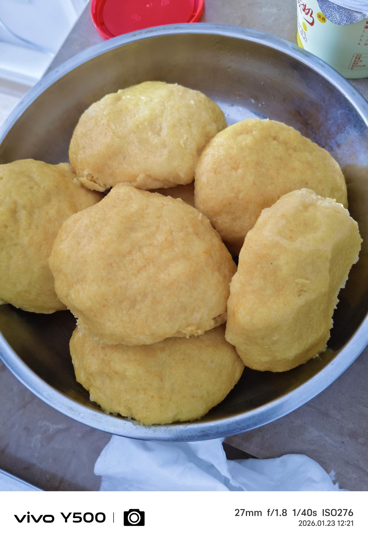 印在骨子里的农民品质玉米面窝头、烀地瓜、猪肉酸菜粉炒冻豆腐。别以为这