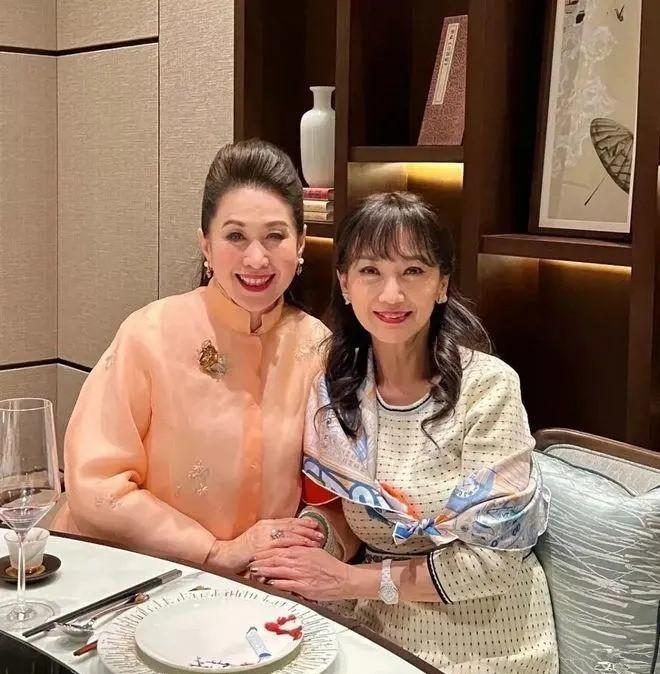 赵雅芝与富婆聚会，晒照未修图。网友纷纷感叹，她确实呈现出70岁老奶奶的状态了。