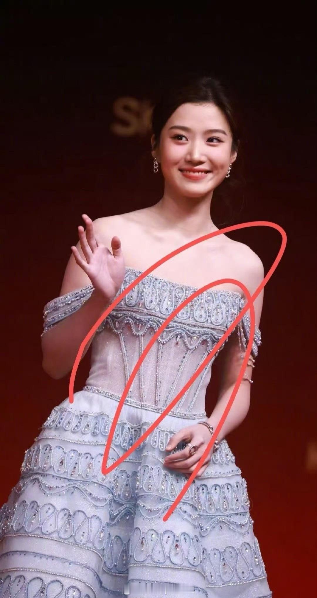 卢昱晓、程潇今日份活动出图，来看看美女的状态