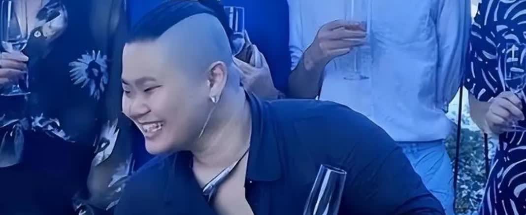 看看，毕福剑的女儿毕凌，喜欢穿男装。其实，她穿上女装更漂亮！