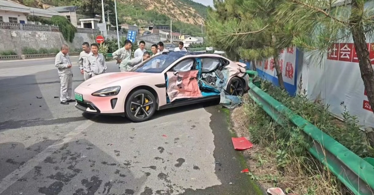 小米SU7被半挂怼了侧面，居然就车门这块伤得明显，车身结构看着还挺完整。之前总刷