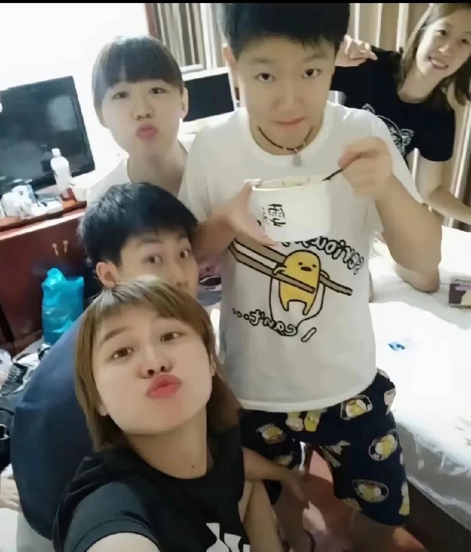 考古挖到宝！莎莎的可爱库存照太绝了没比赛的日子疯狂想莎莎，考古挖到这张“新