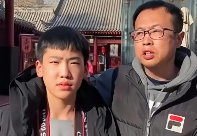 2020年春，丹东某中学的走廊里，班主任第三次把徐云峰叫到办公室。窗外的玉兰