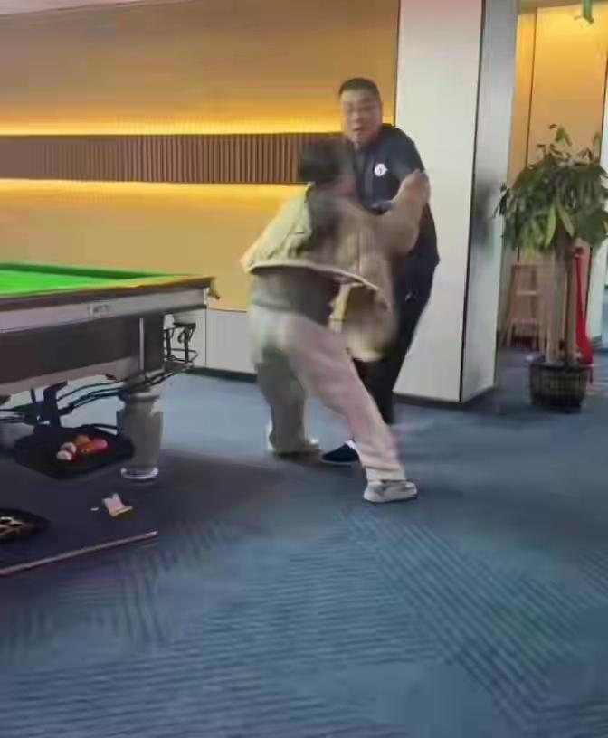 “我不发工资，你可以去告我！”广西防城港，一个19岁的女孩去要3000块工资，结