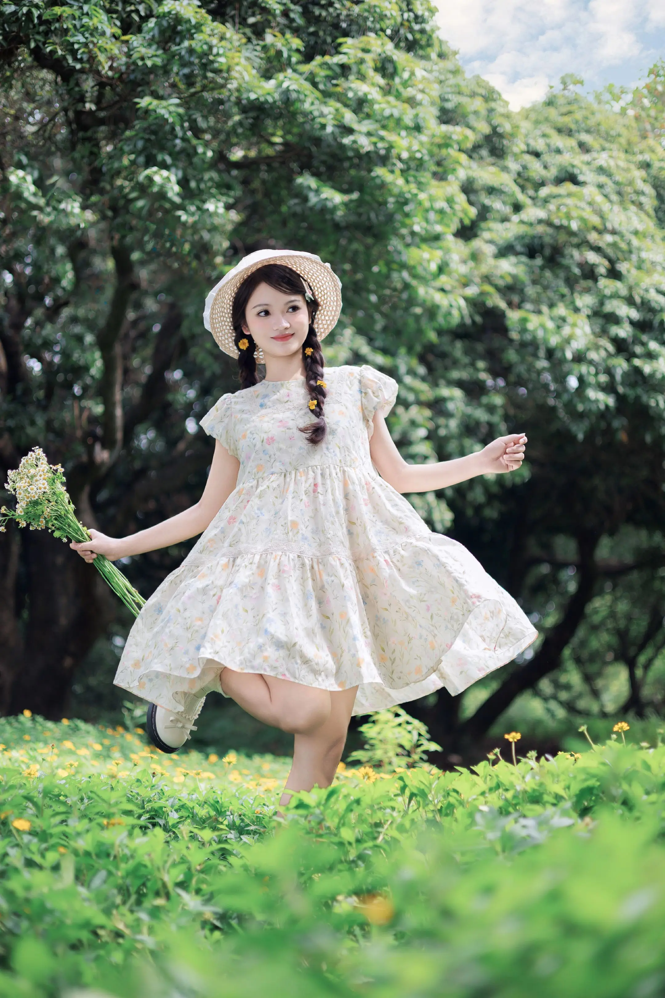 “夏日序曲”🌼草坪碎花写真太甜啦✨。逃离城市喧嚣，躲进绿油油的草坪里...